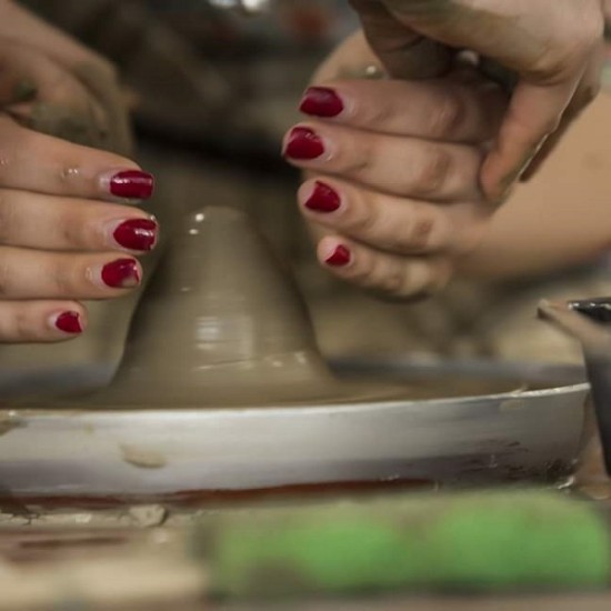 Разкрийте творческия си потенциал с Уъркшоп по Керамика или Грънчарство от Makaroon