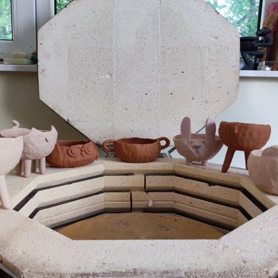 Разкрийте творческия си потенциал с Уъркшоп по Керамика или Грънчарство от Makaroon