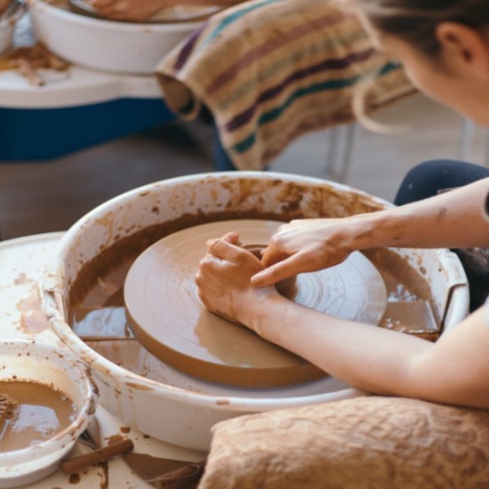 Разкрийте творческия си потенциал с Уъркшоп по Керамика или Грънчарство от Makaroon