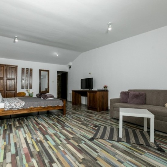 Прекарайте една незабравима почивка с 2 нощувки за двама + ползване на минерален басейн в комплекс Варвара от Makaroon