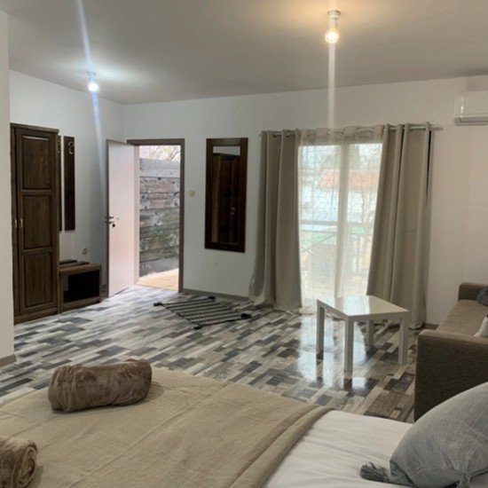 Прекарайте една незабравима почивка с 2 нощувки за двама + ползване на минерален басейн в комплекс Варвара от Makaroon