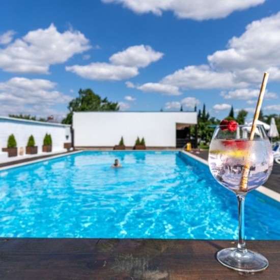 Прекарайте една незабравима почивка с 2 нощувки за двама + ползване на минерален басейн в комплекс Варвара от Makaroon