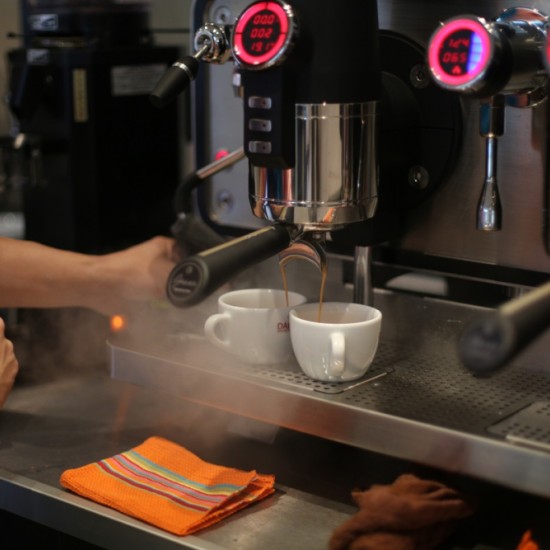 Усъвършенствайте изкуството за направа на кафе с „Курс Бариста Любител“ от Makaroon