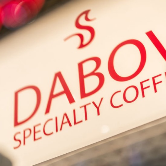 Превърнете се в детектив с „Кафе предизвикателство DABOV Coffee Tour“ от Makaroon Превърнете се в детектив с „Кафе предизвикателство DABOV Coffee Tour“ от Makaroon