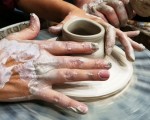 Опознайте магията на глината с Грънчарска работилница за един човек в Център за приложни изкуства и занаяти „Къщата“ от Makaroon Опознайте магията на глината с Грънчарска работилница за един човек в Център за приложни изкуства и занаяти „Къщата“ от Makaroon