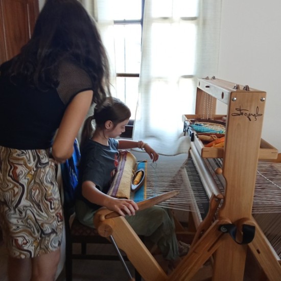 Опознайте света на нишките с Работилница по тъкане в Център за приложни изкуства и занаяти „Къщата“ от Makaroon Опознайте света на нишките с Работилница по тъкане в Център за приложни изкуства и занаяти „Къщата“ от Makaroon