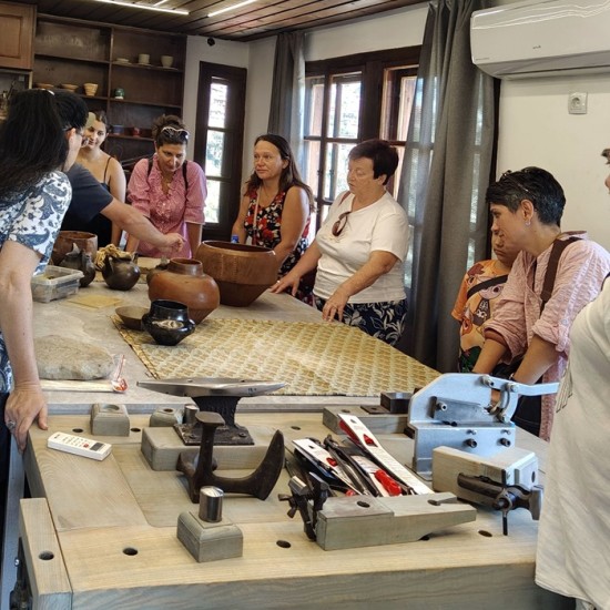 Опознайте света на нишките с Работилница по тъкане в Център за приложни изкуства и занаяти „Къщата“ от Makaroon