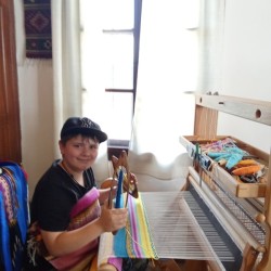 Нишки, чай и бисквитки в Работилница по тъкане за един човек в Център за приложни изкуства и занаяти „Къщата“, гр. Велико Търново