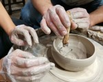 Опознайте магията на глината с Грънчарска работилница за един човек в Център за приложни изкуства и занаяти „Къщата“ от Makaroon