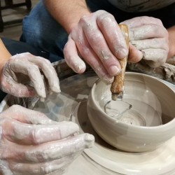 Грънчарска работилница за един човек в Център за приложни изкуства и занаяти „Къщата“, гр. Велико Търново