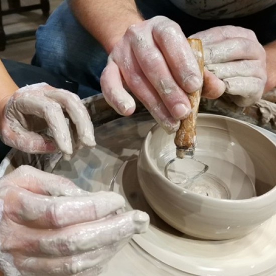 Опознайте магията на глината с Грънчарска работилница за един човек в Център за приложни изкуства и занаяти „Къщата“ от Makaroon