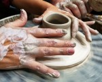 Опознайте магията на глината с Грънчарска работилница за един човек в Център за приложни изкуства и занаяти „Къщата“ от Makaroon
