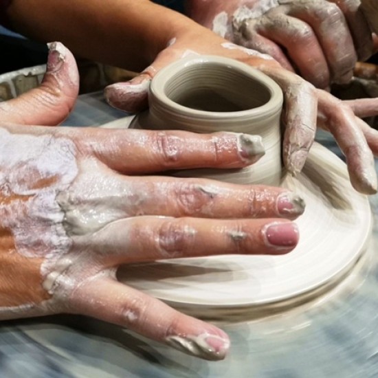 Опознайте магията на глината с Грънчарска работилница за един човек в Център за приложни изкуства и занаяти „Къщата“ от Makaroon