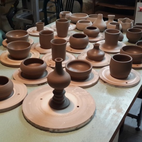 Опознайте магията на глината с Грънчарска работилница за един човек в Център за приложни изкуства и занаяти „Къщата“ от Makaroon