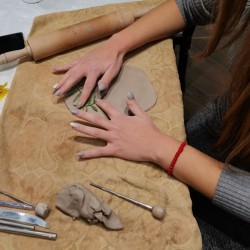 Работилница по художествена керамика за един човек в Център за приложни изкуства и занаяти „Къщата“, гр. Велико Търново