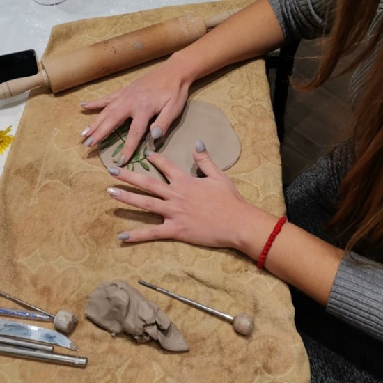 Разкрийте творческия си потенциал с Работилница по художествена керамика в Център за приложни изкуства и занаяти „Къщата“ от Makaroon