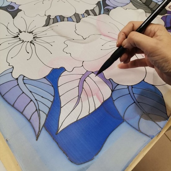 Цвят, вдъхновение и спомен в копринен шал в Работилница за рисувана коприна във Велико Търново от Makaroon Цвят, вдъхновение и спомен в копринен шал в Работилница за рисувана коприна във Велико Търново от Makaroon