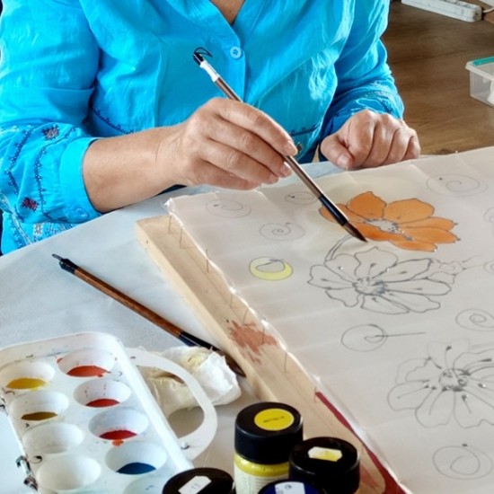 Цвят, вдъхновение и спомен в копринен шал в Работилница за рисувана коприна във Велико Търново от Makaroon Цвят, вдъхновение и спомен в копринен шал в Работилница за рисувана коприна във Велико Търново от Makaroon