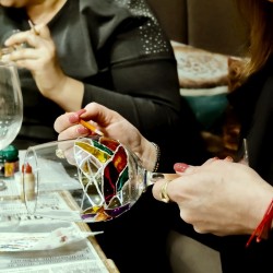 Работилничка за рисувано стъкло: Създайте своя чаша за вино във Велико Търново 