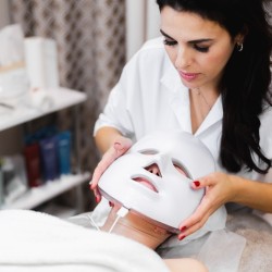 Фототерапия с LED маска за възстановяване на кожата в Пловдив