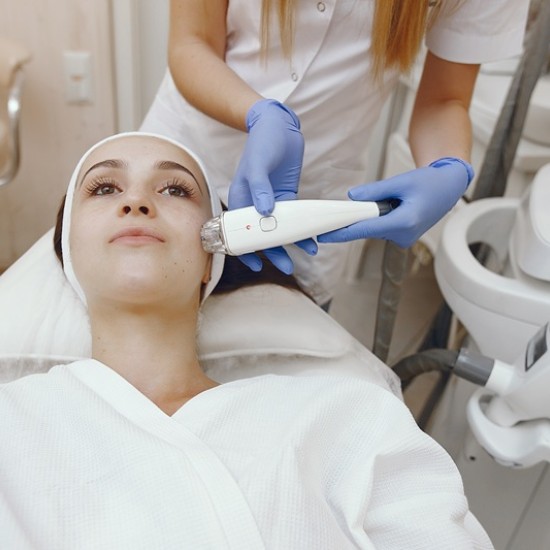 Погрижете се за кожата си с Радиочестотен лифтинг за стягане и изглаждане на бръчки в Пловдив от Makaroon