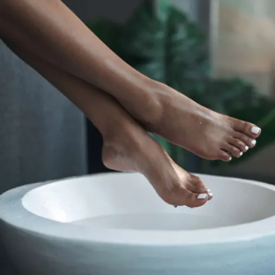 СПА ден с  "Антицелулитен масаж с вендузи + педикюр с гел лак + Перлена вана в Пловдив " от Makaroon