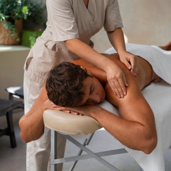 Почивка за тялото и ума с "Релаксиращ масаж на цяло тяло + Mасаж на лице с шоколад в Пловдив" oт Makaroon