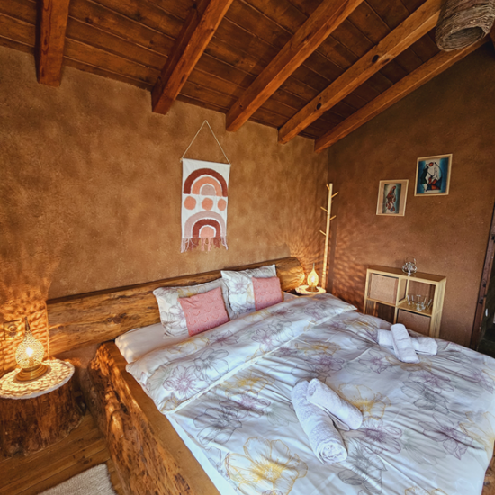 Нощувка за двама в дървена екокъща в Лещен от Makaroon