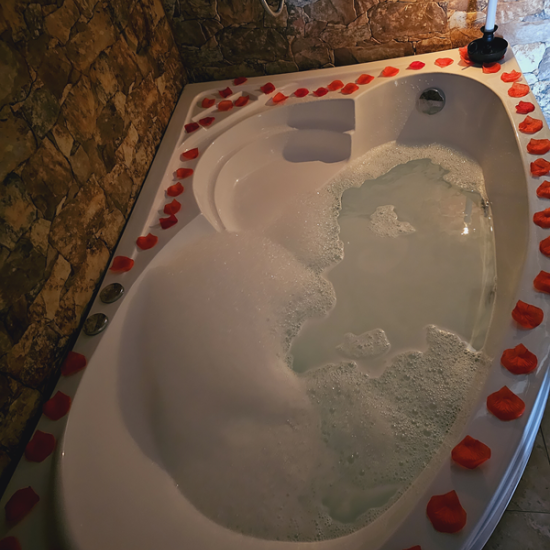 Нощувка за двама в дървена екокъща в Лещен от Makaroon