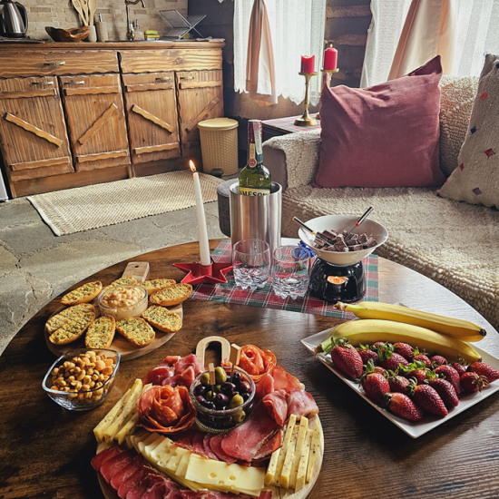 Нощувка за двама в дървена екокъща в Лещен от Makaroon