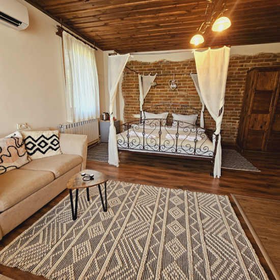 Романтична почивка + хидромасажна вана с "Нощувка за двама в стая Делукс в Панорама Хаус, с. Лещен" от Makaroon