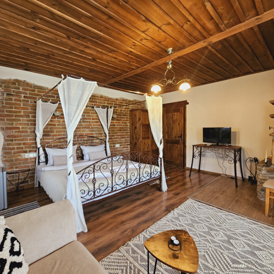 Романтична почивка + хидромасажна вана с "Нощувка за двама в стая Делукс в Панорама Хаус, с. Лещен" от Makaroon