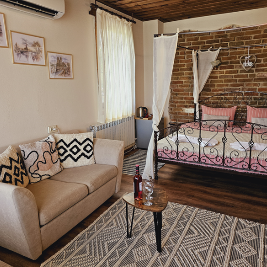 Романтична почивка + хидромасажна вана с "Нощувка за двама в стая Делукс в Панорама Хаус, с. Лещен" от Makaroon