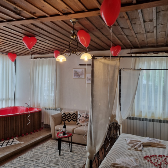 Романтична почивка + хидромасажна вана с "Нощувка за двама в стая Делукс в Панорама Хаус, с. Лещен" от Makaroon