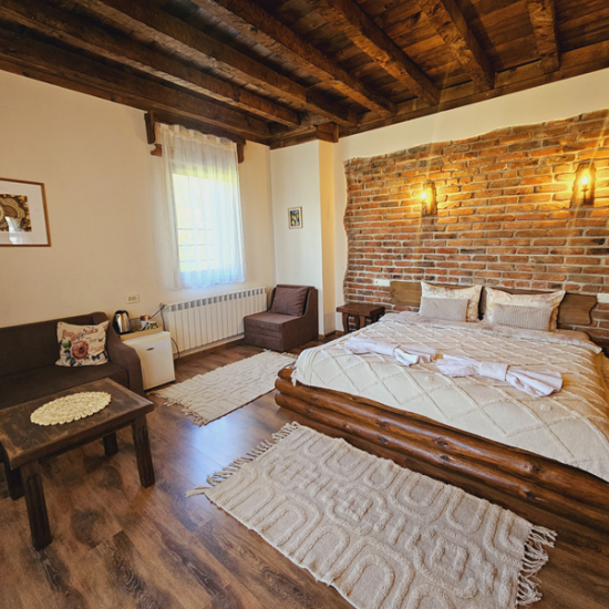 Далеч от града сред природата с "Нощувка в стая Стандарт в Панорама Хаус, с. Лещен" от Makaroon Далеч от града сред природата с "Нощувка в стая Стандарт в Панорама Хаус, с. Лещен" от Makaroon