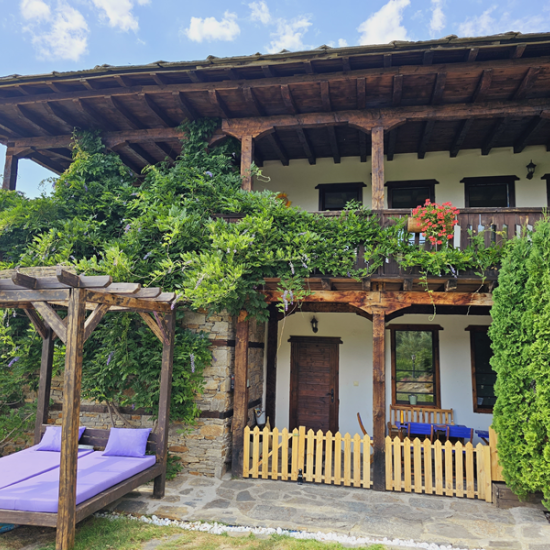 Далеч от града сред природата с "Нощувка в стая Стандарт в Панорама Хаус, с. Лещен" от Makaroon Далеч от града сред природата с "Нощувка в стая Стандарт в Панорама Хаус, с. Лещен" от Makaroon