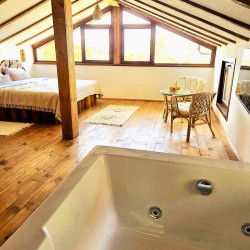 Сред природата с „Нощувка във Вила Панорама 2“ в с. Лещен