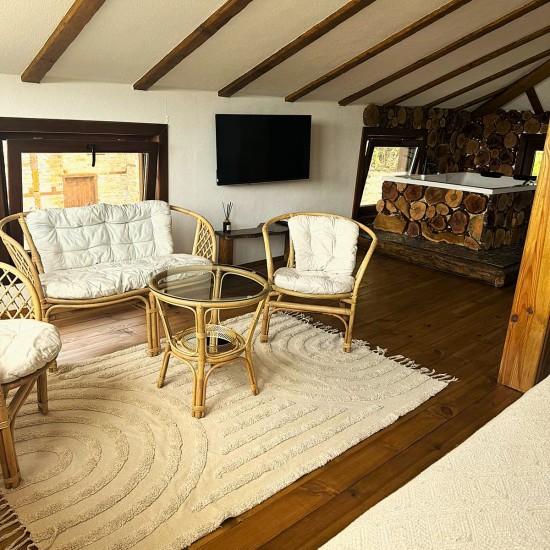 Подарете си едно романтично приключение с „Нощувка във Вила Панорама 2“ в с. Лещен от Makaroon