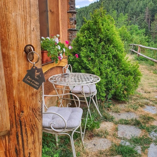 Романтична нощувка за двама в екокъща "Землянка" в Лещен от Makaroon