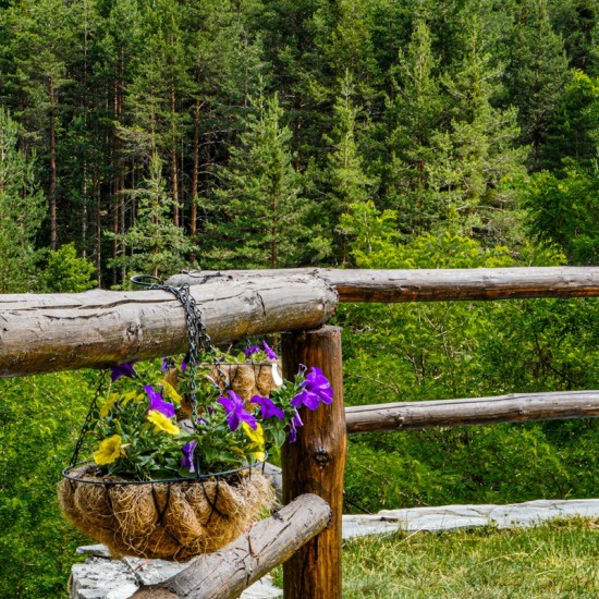 Романтична нощувка за двама в екокъща "Землянка" в Лещен от Makaroon
