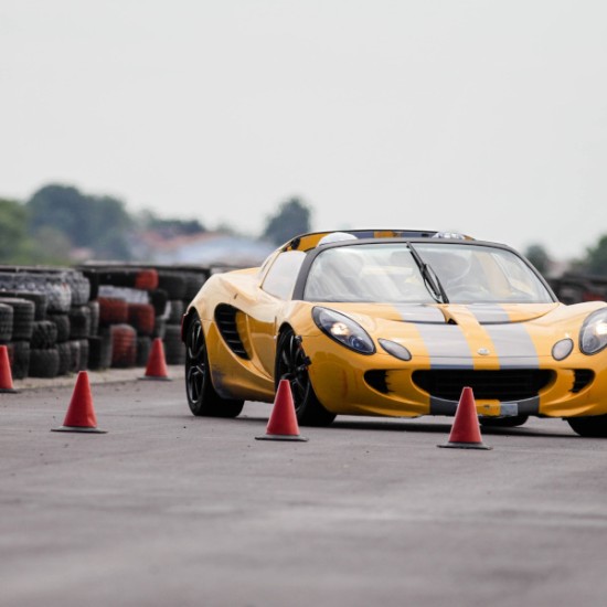 Спортно шофиране на Lotus Elise от Makaroon Спортно шофиране на Lotus Elise от Makaroon