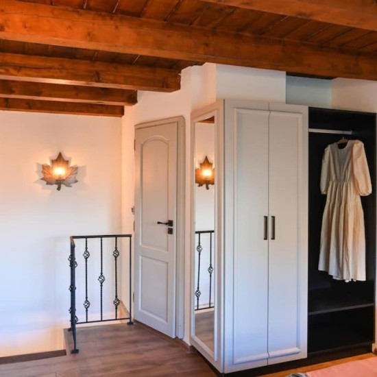 Насладете се на тишина и спокойствие с „Една нощувка в Marand Villas за трима’’ в Банско от Makaroon