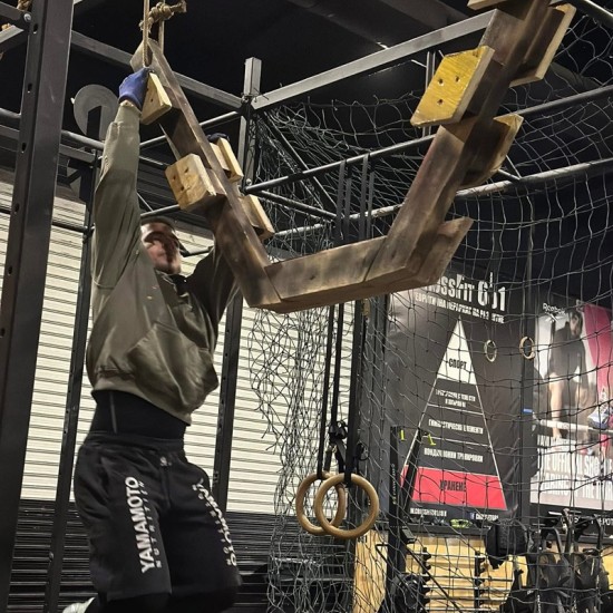 Form your dream action team with the "Team Track Challenge for Three" from Makaroon