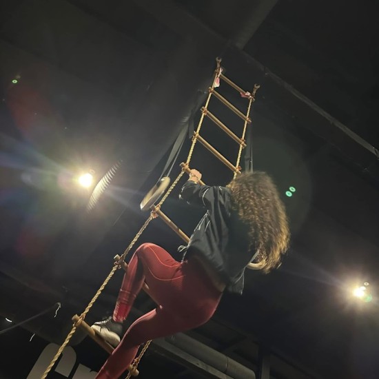 Form your dream action team with the "Team Track Challenge for Three" from Makaroon