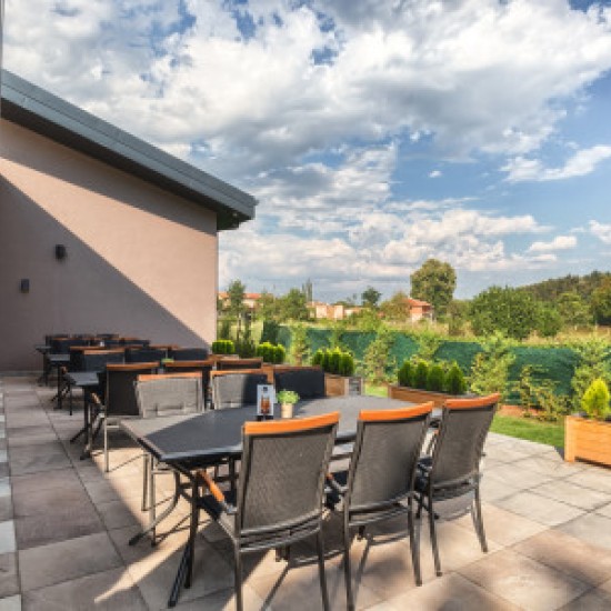 Подарете едно бягство от града с “Нощувка за двама с домашен любимец + Винен тур”  в Midalidare Gastro Pub от Makaroon