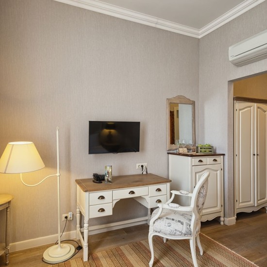 Сред вино, природа и хубава храна с  "Нощувка и винен тур в Midalidare Hotel & Spa" от Makaroon