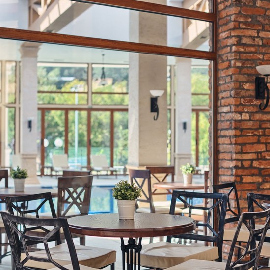 Сред вино, природа и хубава храна с  "Нощувка и винен тур в Midalidare Hotel & Spa" от Makaroon