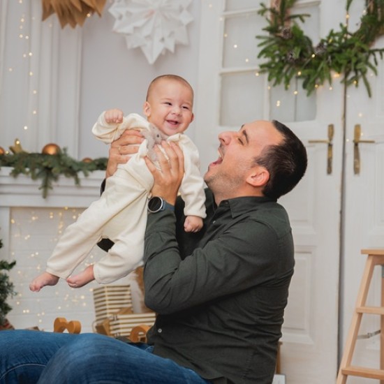 Коледа е още по-вълшебна с Луксозна семейна фотосесия от Makaroon