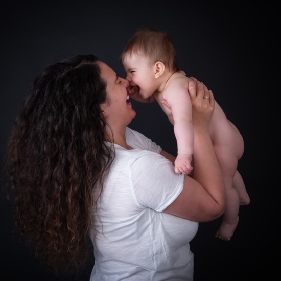 Запечатайте най-съкровените моменти помежду си в снимки с Професионална фотосесия "Мама и Аз" или "Татко и Аз" от Makaroon