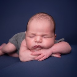 Професионална фотосесия за новородени Професионална фотосесия за новородени